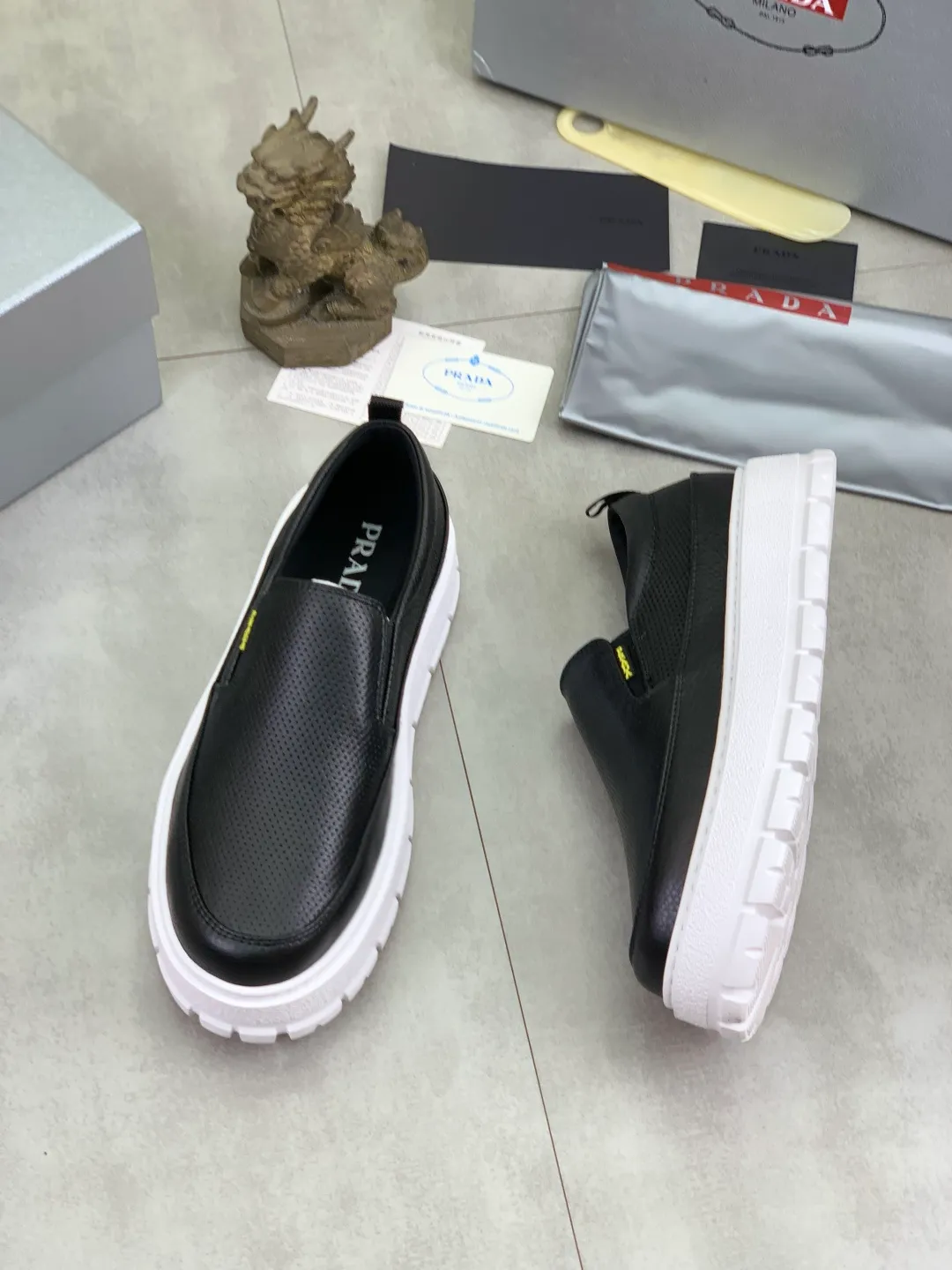 Men's shoes 💰P560💰[New model] The top version is available on the official website, 🆘 The trendy brand (Prada) mainly promotes the popular model, avant-garde and versatile fashionable men's shoes, private version mold opening, cowhide surface splicing 1:1.. Stylish and simple, original imported cowhide lining cowhide feet; the atmosphere and personality are more fashionable, eye-catching and pursuing class. It will subvert the old idea and be a must-have for fashionistas with you! Must keep it for yourself! Tall and comfortable, large and low, high-end quality workmanship. The new high-end outsole on the official website. Size: 38-45. 4️⃣colors available.
